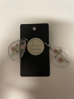 Heidi Rissanen, pinkit kukat, roikkuva korvis