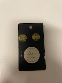 Heidi Rissanen, keltaiset kukkanappikorvikset