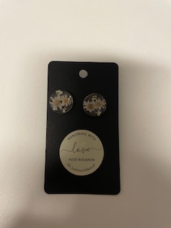 Heidi Rissanen, valkoiset kukkanappikorvikset