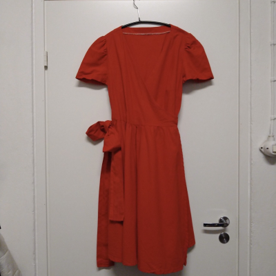 Vintage, punainen kietaisumekko